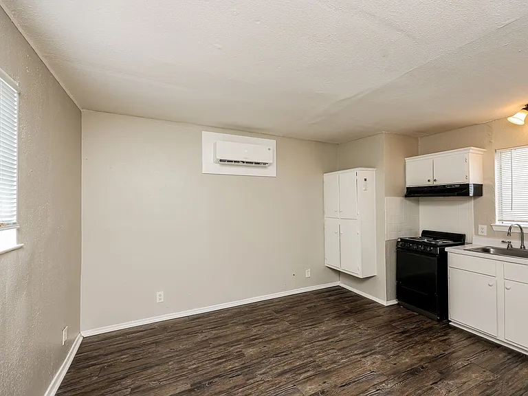 Monarch Court — Photo 10