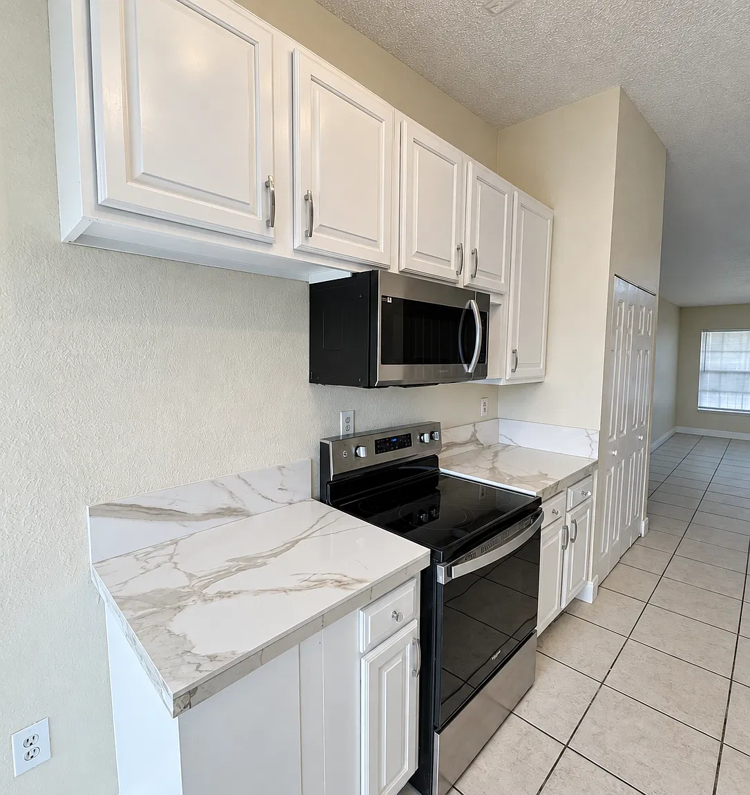 3 bed, 1120 sqft, $3,330 — Photo 2