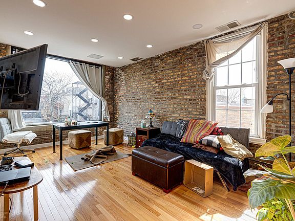 2nd image of 1010 N Wood St #3F