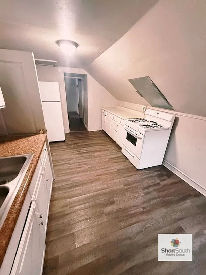 3 bed, 1.0 bath, 900 sqft, $950 — Photo 1