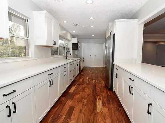 3rd image of 401 Summerlin Ave