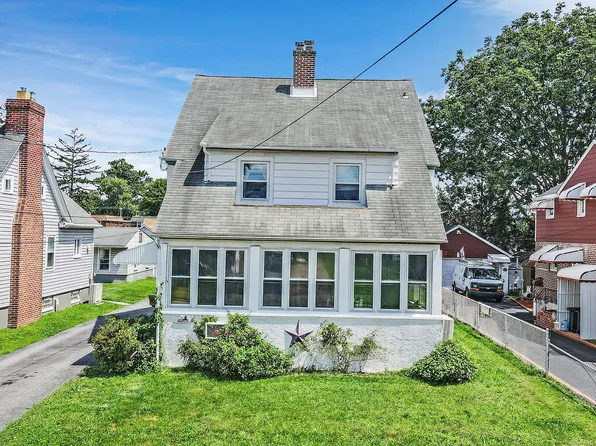 210 Printz Ave, Essington, PA 19029