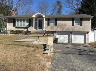 39 Clarendon Rd, Ronkonkoma, NY 11779