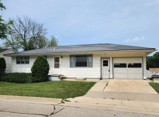 818 Davidson St NW, Elkader, IA 52043
