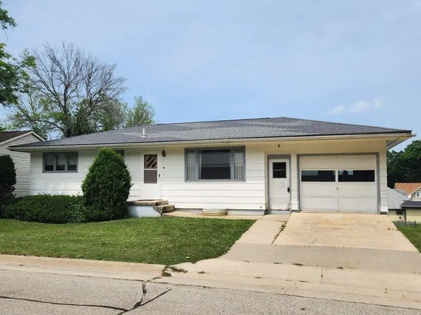 818 Davidson St NW, Elkader, IA 52043