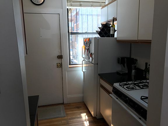 3rd image of 929 W Oakdale Ave APT 1J