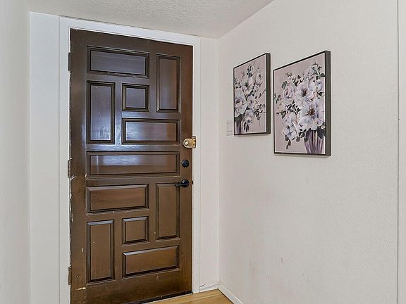 3rd image of 4943 Camden Cir