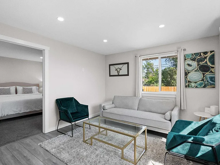 5330 Johnson St — Photo 10