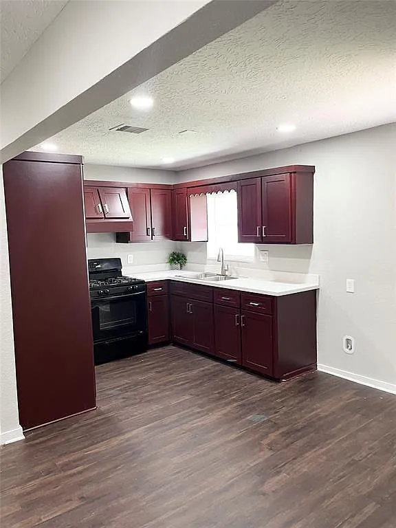 3 bed, 1.0 bath, 910 sqft, $1,650 — Photo 3