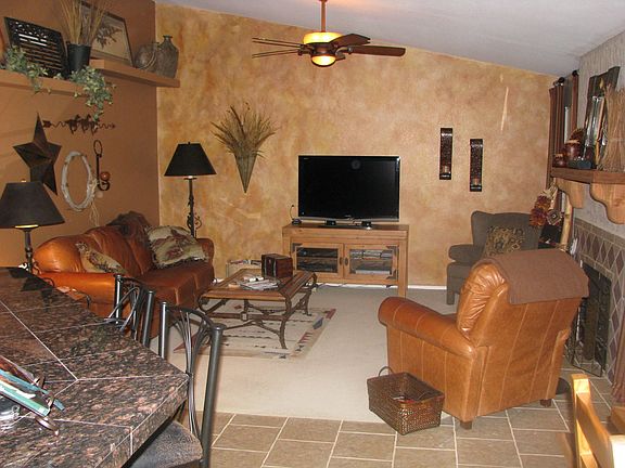 Family room w/Fireplace