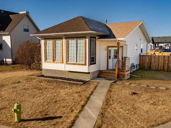 28 Parkside Cres, Blackfalds, AB T4M 0E9