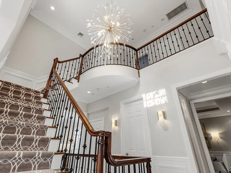 605 Heights Ln — Photo 3