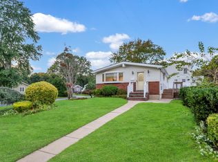 423 Westview Ave, Deer Park, NY 11729