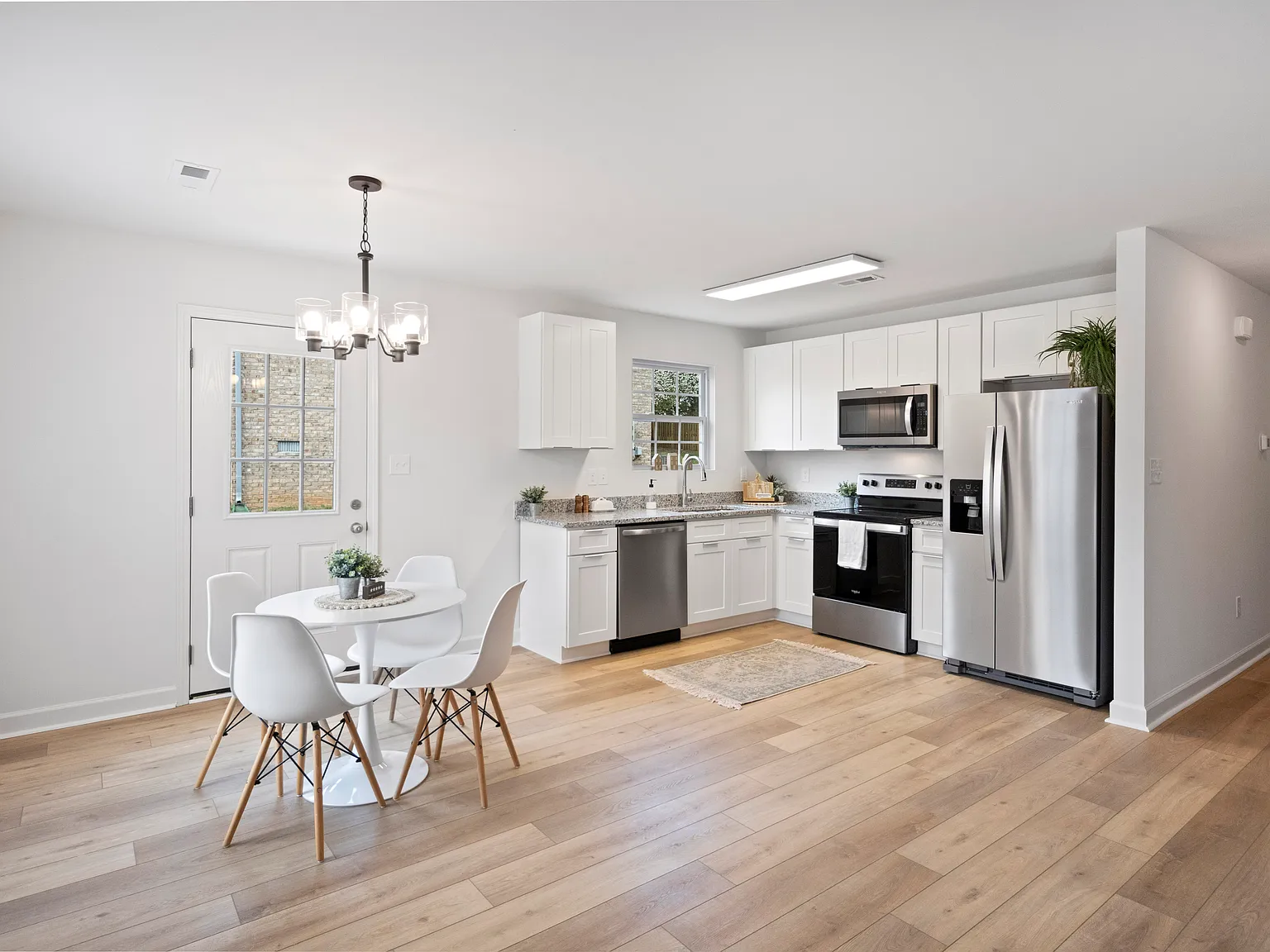 3 bed, 1161 sqft, $1,990 — Photo 3