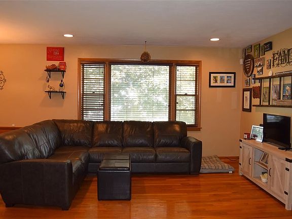 4th image of 10 Asbury Ave