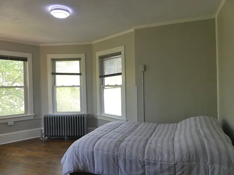 609 E State St — Photo 77