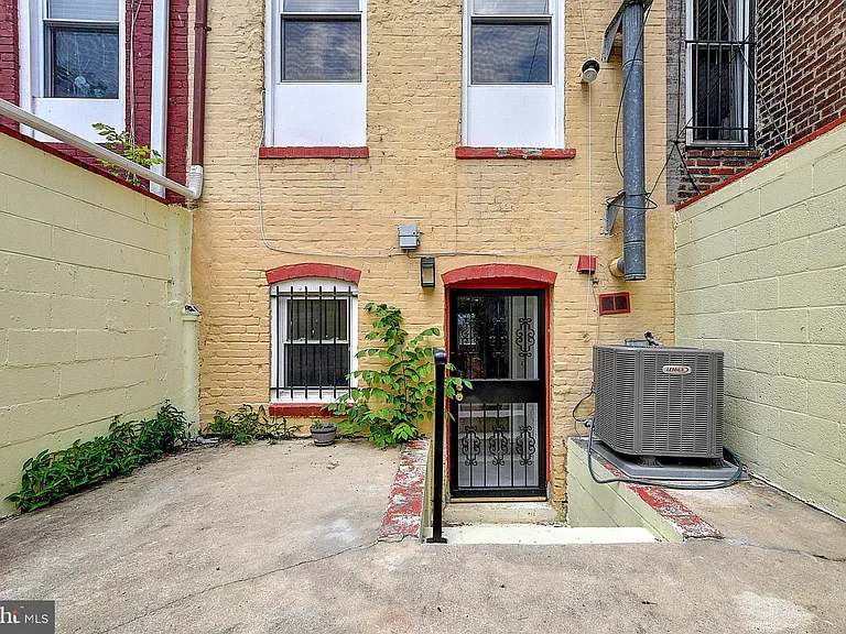 1209 I St SE — Photo 15