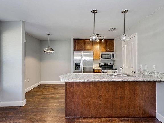 5th image of 713 E Strong St