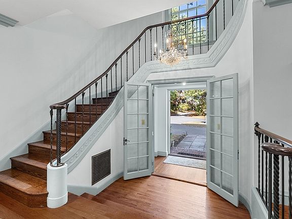 3rd image of 204 Ridge St