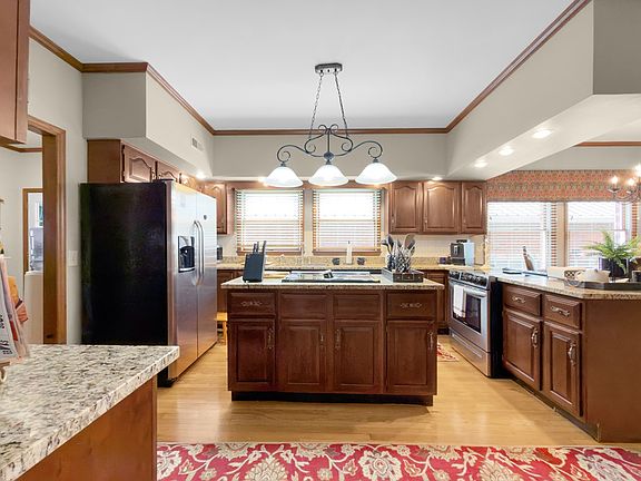 3rd image of 132 Tulip St