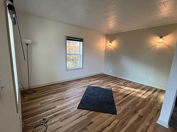 4th image of 302 Portage St
