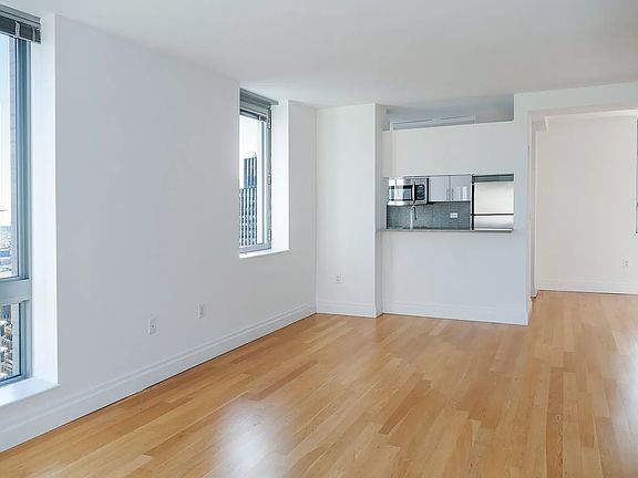 3rd image of 150 E 44th St #Phc