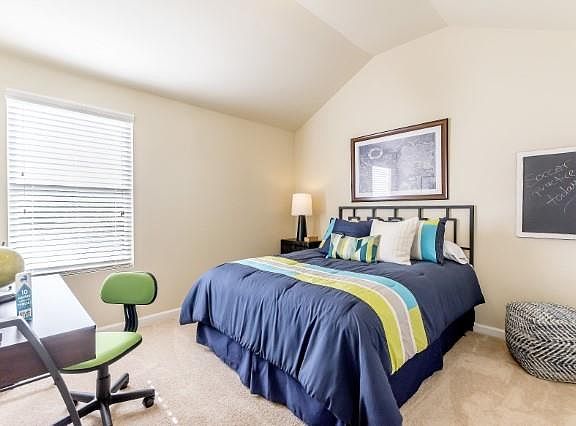 3rd image of 302 Emporia Loop