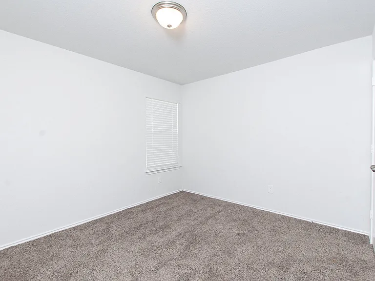 2033 Mallard Ct — Photo 10