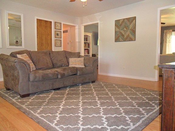 2nd image of 903 S 12th Pl
