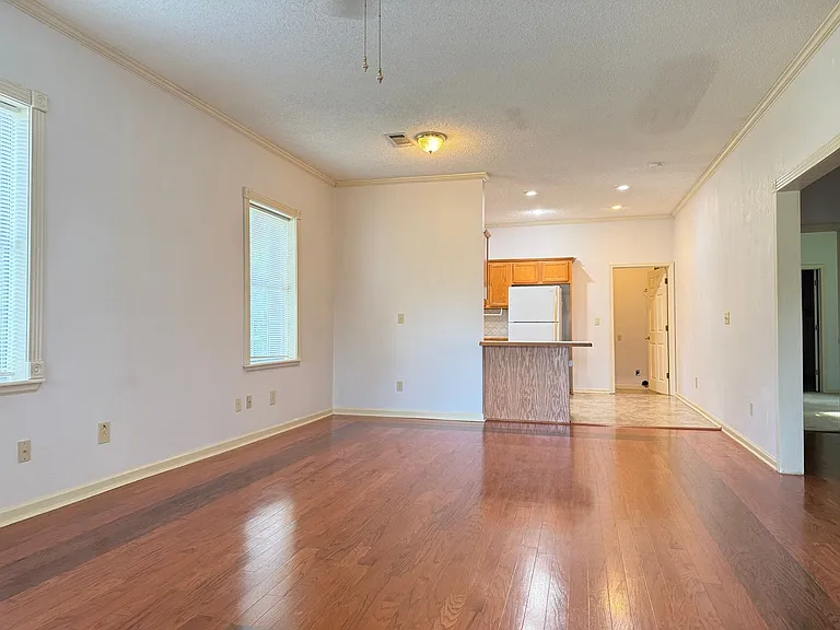 704 E North St — Photo 3