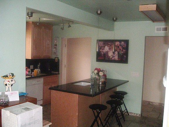 Spacious Kit.Island with Trash comp. and food prep sink w/G.Dis.