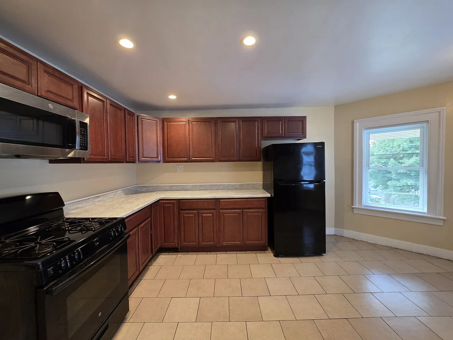 5 bed, $2,350 — Photo 3