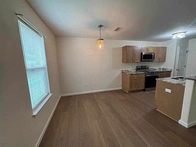 1379 Stratford Ave — Photo 5