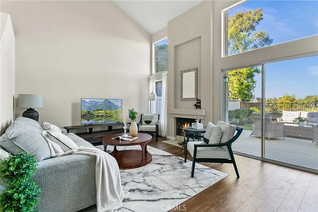 3 bed, 2.5 bath, 1559 sqft, $6,500 — Photo 2