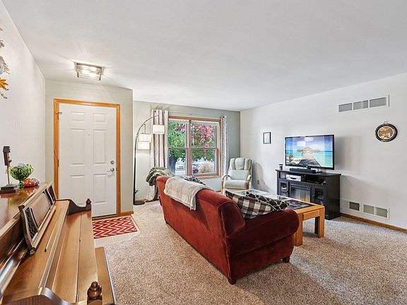 5th image of 887 Iroquois Cir