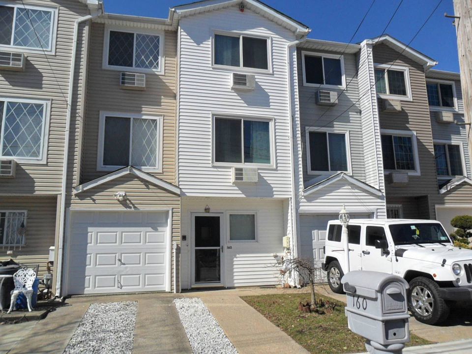 1st image of 160 Quintard St