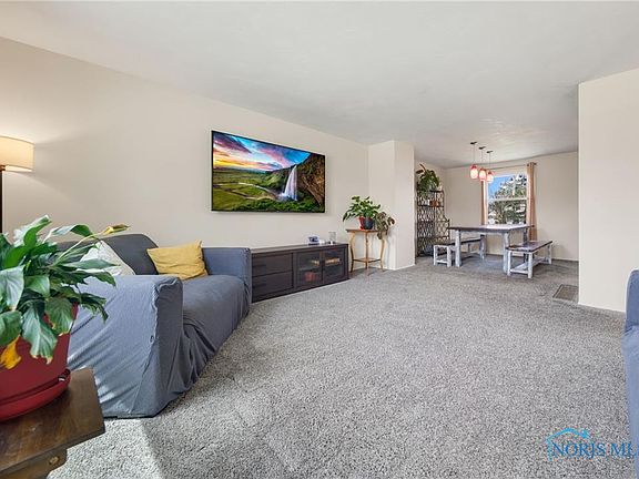 5th image of 340 Southwood Dr