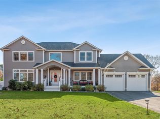 25 Seneca Dr, Hampton Bays, NY 11946