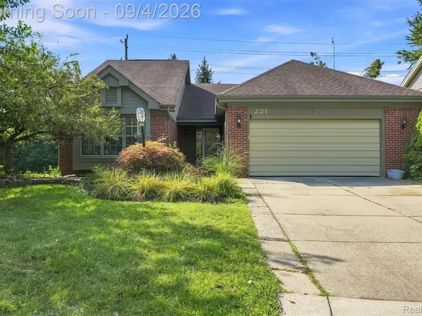 221 Sandalwood Dr, Rochester Hills, MI 48307