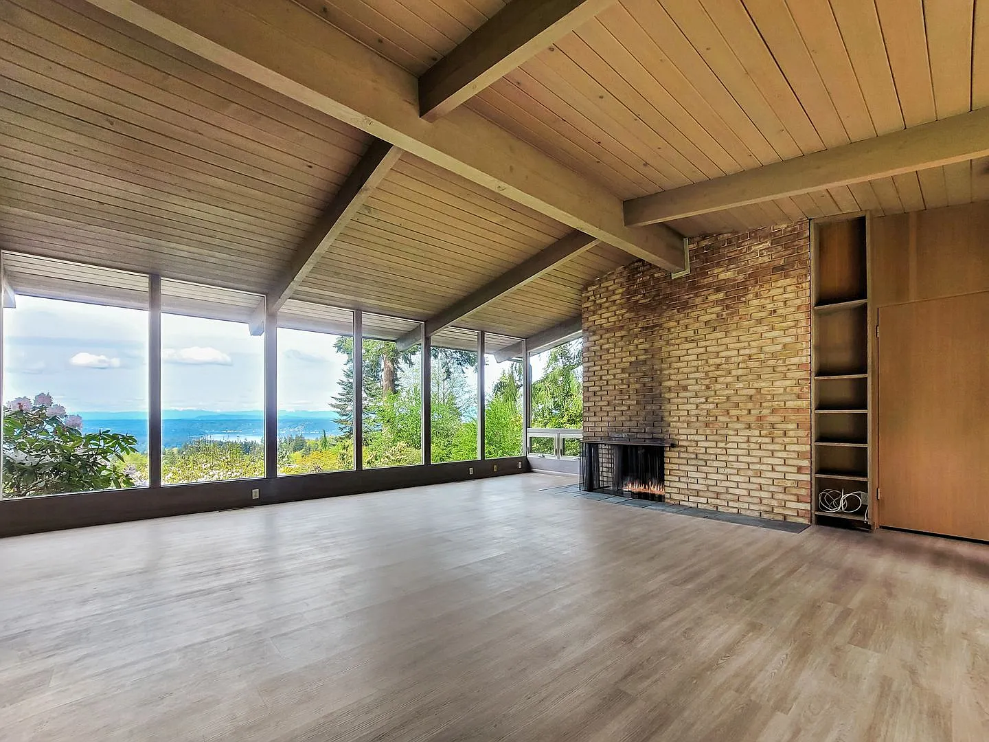 Vintage architectural home looking over Seattle and Bellevue metropolitan skyline. — Photo 2