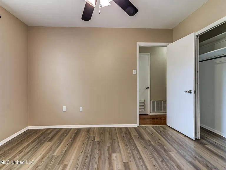 2323 Middlecoff Dr — Photo 32