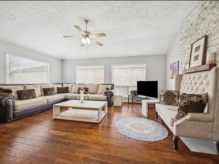 16147 New Field Dr — Photo 2