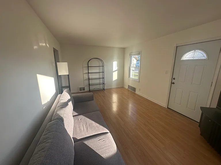 1336 W Summit Ave — Photo 5