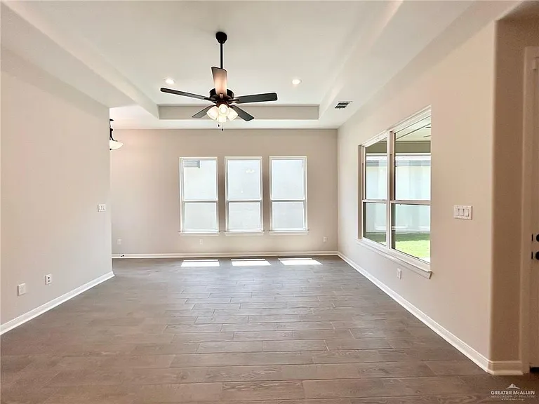 10229 N 15th St — Photo 5