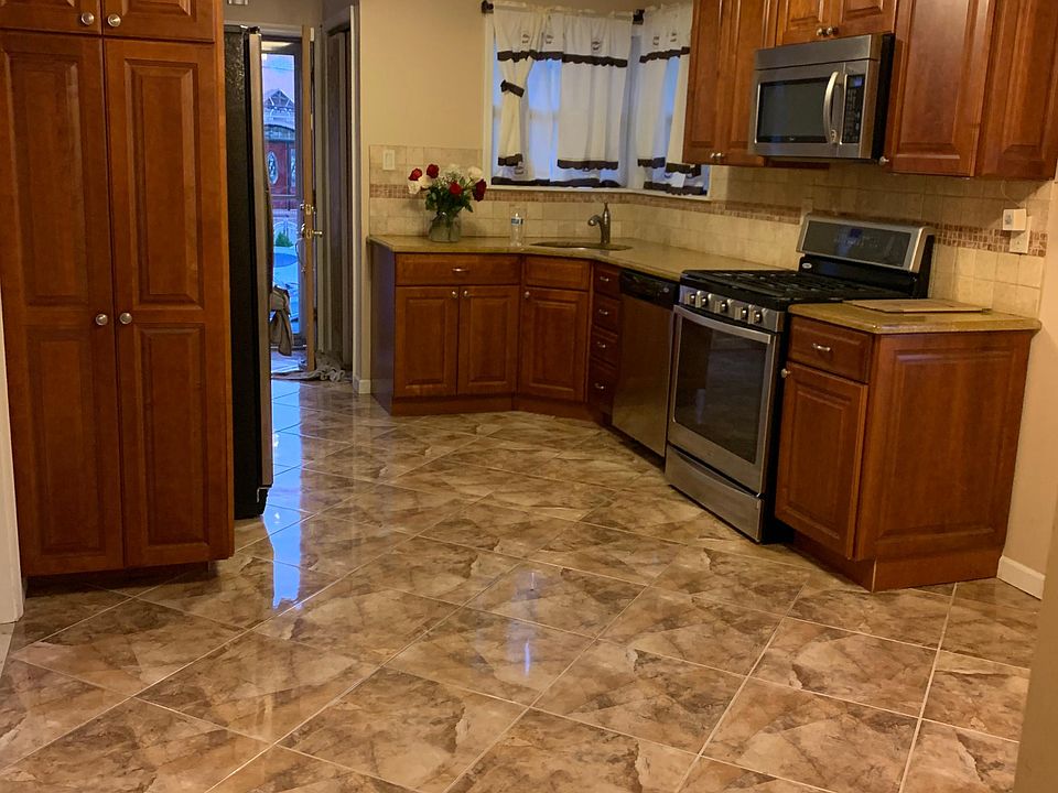 1st image of 923 Swinton Ave #2