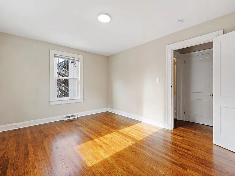 215 W Geer St — Photo 10