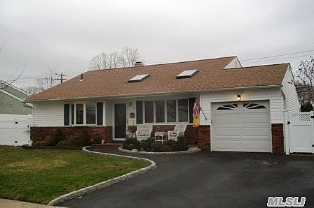 1st image of 11 Lois Ln