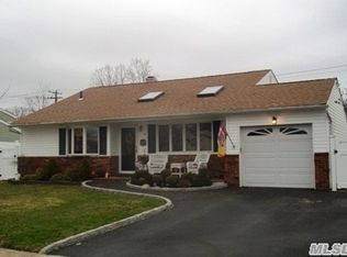 11 Lois Ln, Farmingdale, NY 11735
