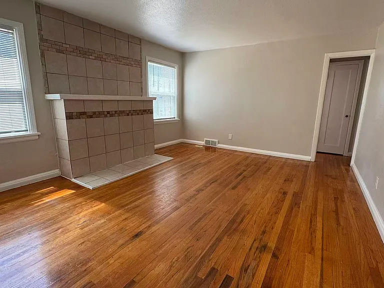 6565 Beacon Ave S — Photo 2