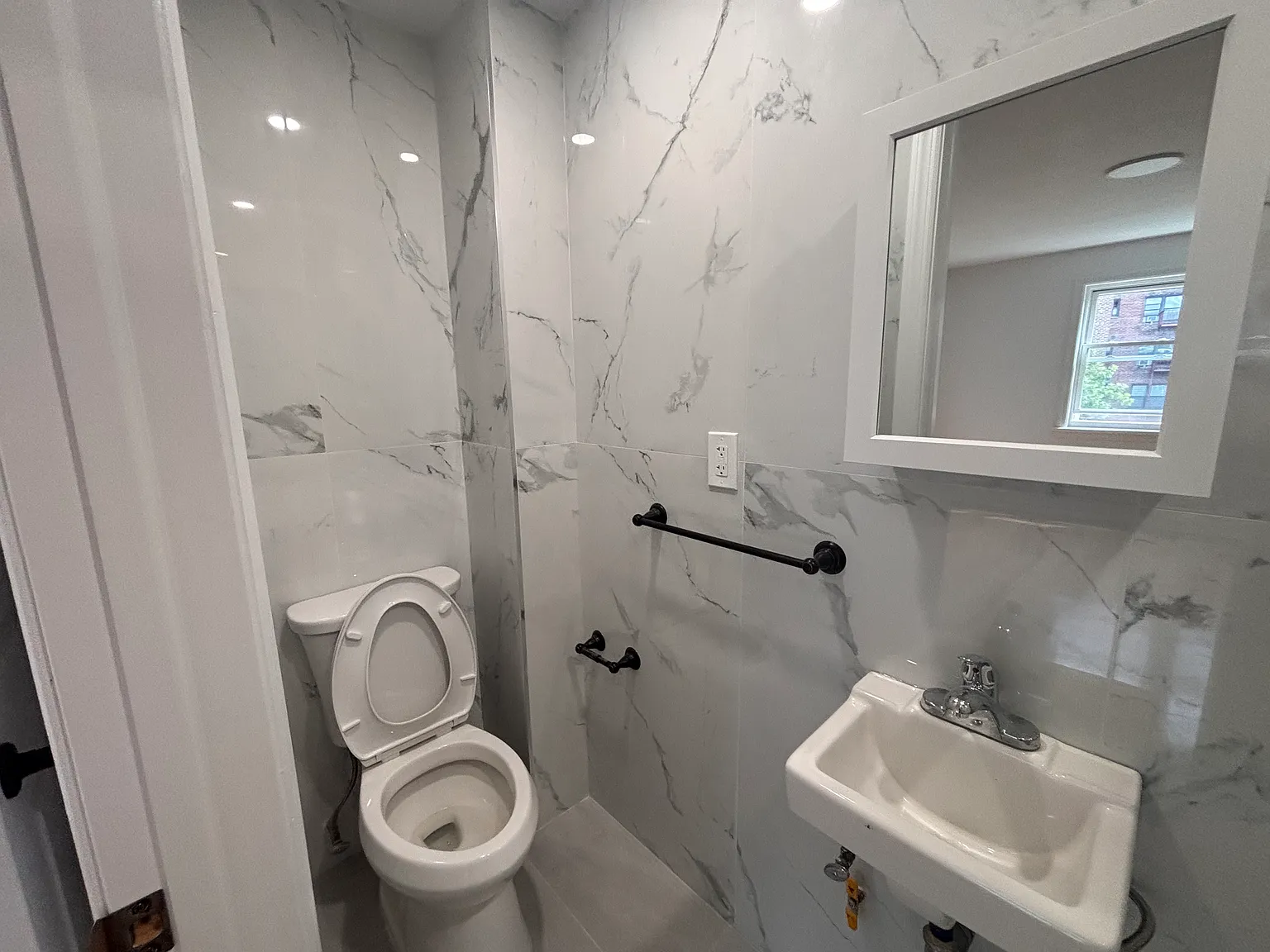 3 bed, 1200 sqft, $3,100 — Photo 1